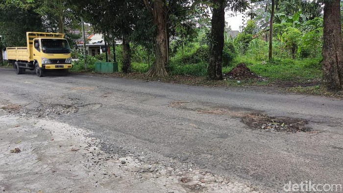 Jalan Gito-Gati, Sleman, rusak berlubang, Senin (4/4/2022).