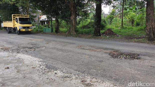 Jalan Gito-Gati, Sleman, rusak berlubang, Senin (4/4/2022).