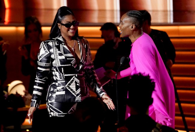 Dan pemenangnya adalah Jazmine Sullivan dari albumnya yang berjudul Heaux Tales. Inilah momen saat Billy memberikan penghargaan untuk Jazmine.Foto: Chris Pizzello/Invision/AP/Chris Pizzello