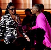 Dan pemenangnya adalah Jazmine Sullivan dari albumnya yang berjudul Heaux Tales. Inilah momen saat Billy memberikan penghargaan untuk Jazmine.Foto: Chris Pizzello/Invision/AP/Chris Pizzello