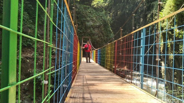 Jembatan yang baru dibangun di Curug Ibun Pelangi, diyakini menambah daya tarik curug. Foto: Erick Disy Darmawan Jembatan yang baru dibangun di Curug Ibun Pelangi, diyakini menambah daya tarik curug. Foto: Erick Disy Darmawan