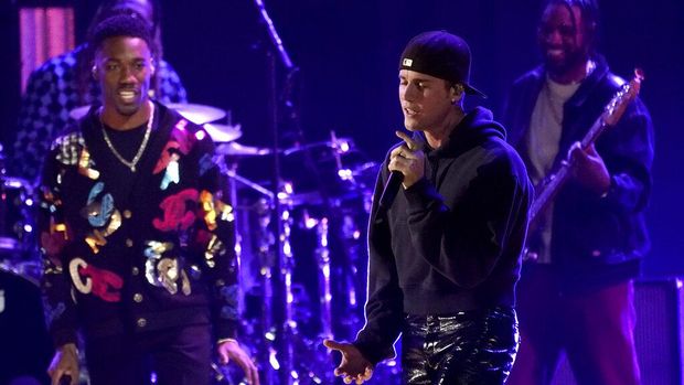 Giveon, left, and Justin Bieber perform 