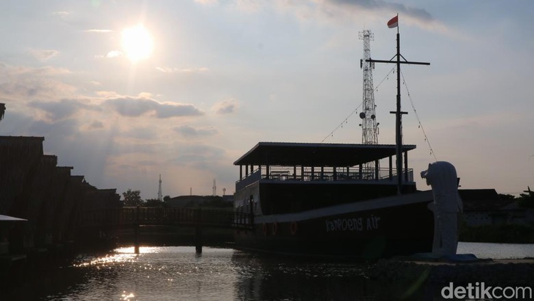Kampoeng Air di Pati Kampoeng Air di Pati, restoran berkonsep kapal di tengah danau