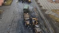 Kendaraan militer Rusia yang hancur terlihat di jalan di pemukiman Borodyanka, saat invasi Rusia ke Ukraina berlanjut, di wilayah Kyiv, Ukraina, (3/3/2022). Mayat Maksim Levin ditemukan di sebuah desa di utara ibukota Ukraina Kyiv pada 1 April, situs berita LB.ua tempat dia bekerja mengatakan pada hari Sabtu. REUTERS/Maksim Levin