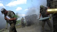 Prajurit Ukraina, yang merupakan anggota bagian artileri, berlindung setelah menembakkan meriam selama operasi militer terhadap separatis pro-Rusia di dekat Pervomaisk, wilayah Luhansk, Ukraina, (2/8/2014). John Pullman mengatakan, Maks telah memberikan foto dan video menarik dari Ukraina ke Reuters sejak 2013. Kematiannya merupakan kehilangan besar bagi dunia jurnalisme. Pikiran kami bersama keluarganya di masa sulit ini. REUTERS/Maksim Levin