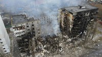 Pemandangan udara menunjukkan sebuah bangunan tempat tinggal yang dihancurkan oleh penembakan, saat invasi Rusia ke Ukraina berlanjut, di pemukiman Borodyanka di wilayah Kyiv, Ukraina, (3/3/2022). Maksim Levin, seorang fotografer dan videografer yang bekerja untuk situs berita Ukraina dan merupakan kontributor lama untuk Reuters, terbunuh saat meliput invasi Rusia ke Ukraina. Ia meninggalkan istri dan keempat anaknya. REUTERS/Maksim Levin
