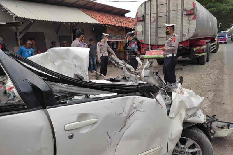 Kecelakaan Avanza tabrak truk di Jalur Pantura