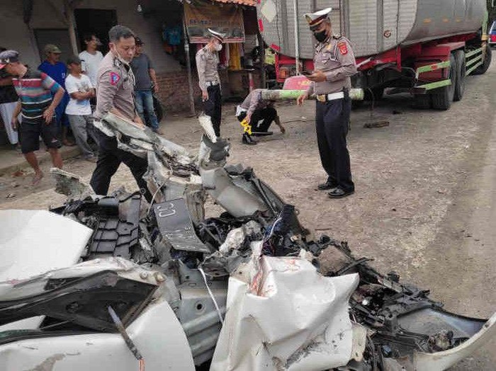 Kecelakaan Avanza tabrak truk di Jalur Pantura