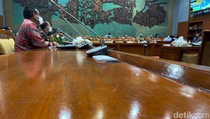 Komisi X DPR RI gelar rapat dengan sejumlah kepala daerah. Rapat tersebut membahas evaluasi hasil seleksi PPPK Guru dan kajian/skema penyelesaian formasi GTK PPPK.