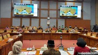 Komisi X DPR RI mendesak pemerintah untuk memperjuangkan kejelasan nasib guru yang telah lolos nilai ambang (passing grade) pada seleksi Pegawai Pemerintah dengan Perjanjian Kerja (PPPK) Guru tahun 2021, namun belum mendapatkan formasi.