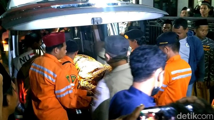 Korban kecelakaan maut Cirebon tiba di rumah duka di Warungasem Batang, Senin (4/4/2022) dini hari.