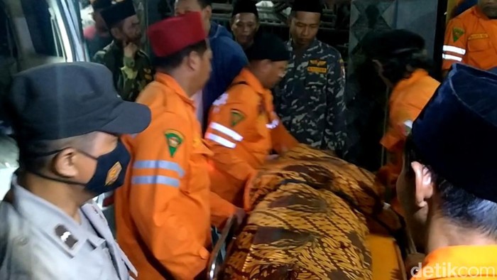 Korban kecelakaan maut di Pantura Cirebon tiba di rumah duka Warungasem Barang, Senin (4/4/2022) dini hari.