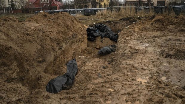 Kuburan massal di Bucha, di pinggiran Kyiv, Ukraina. (AP/Rodrigo Abd)