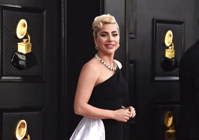 Lady Gaga melengkapi penampilannya dengan perhiasan berlian dari Tiffany & Co. berupa sepasang anting dan kalung. Foto: Jordan Strauss/Invision/AP/Jordan Strauss