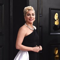 Lady Gaga melengkapi penampilannya dengan perhiasan berlian dari Tiffany & Co. berupa sepasang anting dan kalung. Foto: Jordan Strauss/Invision/AP/Jordan Strauss