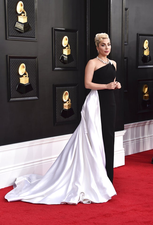 Gaun dengan potongan leher asimetris tersebut merupakan keluaran dari Armani Prive. Foto: Jordan Strauss/Invision/AP/Jordan Strauss