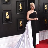 Gaun dengan potongan leher asimetris tersebut merupakan keluaran dari Armani Prive. Foto: Jordan Strauss/Invision/AP/Jordan Strauss