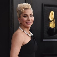 Penyanyi 36 tahun ini memilih riasan wajah bold bernuansa peach-cokelat. Foto: Jordan Strauss/Invision/AP/Jordan Strauss