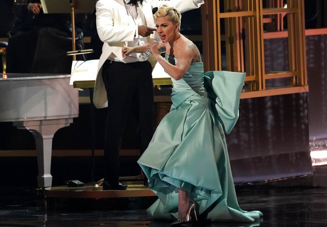 Untuk penampilannya di panggung Grammy Awards, Lady Gaga berganti busana mengenakan gaun a la Cinderella dengan pita besar di bagian belakang. Foto: Chris Pizzello/Invision/AP/Chris Pizzello