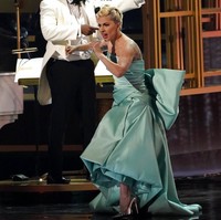 Untuk penampilannya di panggung Grammy Awards, Lady Gaga berganti busana mengenakan gaun a la Cinderella dengan pita besar di bagian belakang. Foto: Chris Pizzello/Invision/AP/Chris Pizzello
