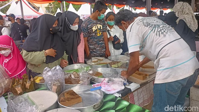 Lapangan GOR Segiri, Kota Samarinda, Kalimantan Timur (Kaltim) dipadati warga menjelang buka puasa yang berburu takjil.