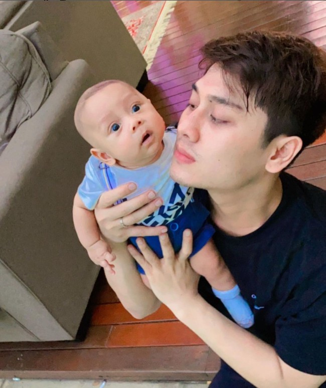 Baby Leslar sendiri lahir di usia kandunganya yang masih 34 minggu karena kontraksi hebat yang dirasakan oleh Lesti. Walaupun demikian, baby Leslar terlahir secara sehat dan normal. Lesti dan Billar pun tampak sering membagaikan foto-foto sang anak ke akun Instagramnya. Foto: Instagram/@lestykejora