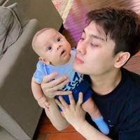 Baby Leslar sendiri lahir di usia kandunganya yang masih 34 minggu karena kontraksi hebat yang dirasakan oleh Lesti. Walaupun demikian, baby Leslar terlahir secara sehat dan normal. Lesti dan Billar pun tampak sering membagaikan foto-foto sang anak ke akun Instagramnya. Foto: Instagram/@lestykejora