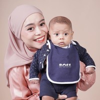 Sejak di dalam perut hingga terlahir pada 26 Desember 2022 secara caesar, baby Leslar selalu berhasil mencuri sorotan. Namun sayangnya tak sedikit netizen yang justru memberikan nyinyiran terhadap penampilan anak Lesti dan Billar itu. Foto: Instagram/@lestykejora