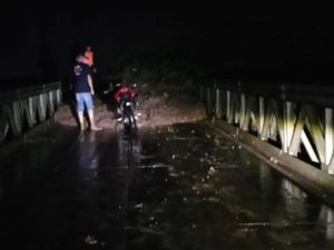 Longsoran Tebing Tutup Akses Garut-Bandung via Pangalengan