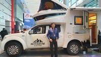 Dalam pembuatan kendaraan ini kami mengutamakan fungsi untuk kebutuhan selama berada di perjalanan. Kenyamanan dan keamanan yang kami buat dengan matang, serta estetika yang tak luput dari perhatian kami juga. Motorhome ini kami buat tentunya untuk memenuhi kebutuhan liburan Anda secara private dengan jumlah penumpang yang relatif sedikit, namun tetap bisa mengeksplorasi keindahan Indonesia, kata Direktur PT Bahana Selaras, Bari Setiadi. Foto: Luthfi Anshori/detikOto
