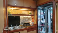 Eksterior Maha Motorhomes dibuat oleh karoseri Laksana dengan material Lightweight Fiber yang diklaim kuat, sehingga mampu memberikan kekuatan dan perlindungan untuk para penumpang di kabin. Foto: Luthfi Anshori/detikOto