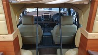 Menariknya, modifikasi Nissan Navara menjadi motorhome ini tidak mengubah konfigurasi jok di kabin utama, sehingga kapasitas penumpang mobil ini bisa dimaksimalkan. Foto: Luthfi Anshori/detikOto