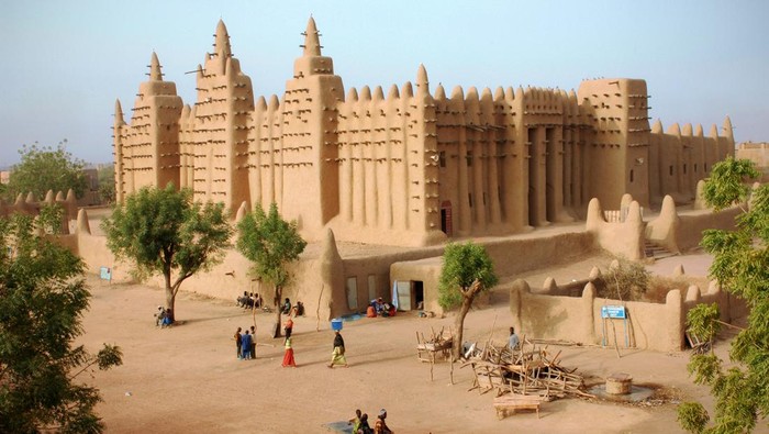 Masjid Agung Djenne di Mali, masjid ikonik. Bagian pertama masjid itu dibangun di abad ke-13 tetapi struktur bangunan saat ini merupakan hasil bangunan tahun 1907.