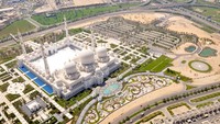 Masjid Agung Sheik Zayed di Abu Dhabi, UEA memiliki 83 kubah dan dihiasi dengan 30 jenis marmer yang berbeda. Lebih dari 1.000 pilar marmer putih dihiasi dengan batu semi mulia seperti jasper, mother-of-pearl, amethyst, dan lapis lazuli. Masjid ini dibangun selama 11 tahun oleh lebih dari 3.000 pekerja menggunakan bahan yang didatangkan dari Italia, Maroko, Yunani, India, Pakistan, Turki, Malaysia, Iran, China, Selandia Baru, dan Inggris. (Getty Images/iStockphoto/deveritt)