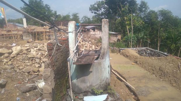 Masjid Al-Fatah Dusun Kowang dirobohkan warga