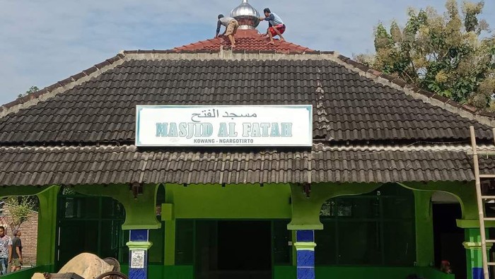 Masjid Al-Fatah Dusun Kowang dirobohkan warga
