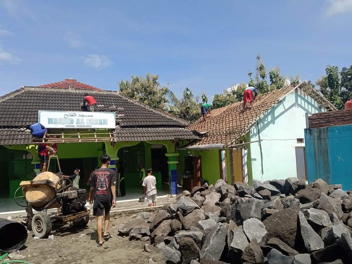 Masjid Al-Fatah Dusun Kowang dirobohkan warga
