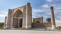 Masjid Bibi-Khanym Samarkand dikisahkan merupakan nama dari istri Timur Lenk, penguasa waktu itu. Bibi Khanym berasal dari China. Masjid itu dibangun sebagai lambang cintanya untuk sang permaisuri. Pembangunan melibatkan ratusan arsitek dan tukang. Masjid ini disebut-sebut sebagai struktur terbesar yang pernah dibangun di Uzbekistan.Pada zamannya, Masjid Bibi Khanym pernah menjadi bangunan tertinggi di dunia. (Getty Images/nmessana)
