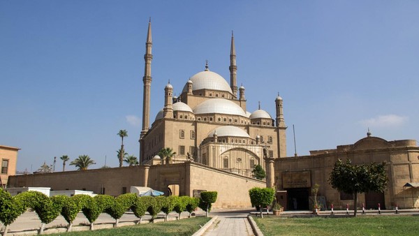 Masjid Muhammad Ali amat mencolong dengan kubah dan menaranya. Masjid ini dinamai sesuai nama bekas penguasa Mesir. Masjid ini memiliki gaya arsitektur Ottoman menggunakan Masjid Biru Turki sebagai inspirasinya. Ini fitur kubah pusat besar yang dikelilingi oleh empat kubah kecil dan empat kubah setengah lingkaran. Masjid ini dibangun dari batu kapur dan pualam dengan karpet merah. (Getty Images/Goddard_Photography) Masjid Muhammad Ali amat mencolong dengan kubah dan menaranya. Masjid ini dinamai sesuai nama bekas penguasa Mesir. Masjid ini memiliki gaya arsitektur Ottoman menggunakan Masjid Biru Turki sebagai inspirasinya. Ini fitur kubah pusat besar yang dikelilingi oleh empat kubah kecil dan empat kubah setengah lingkaran. Masjid ini dibangun dari batu kapur dan pualam dengan karpet merah. (Getty Images/Goddard_Photography)