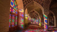 Masjid Nasir Al Mulk (Masjid Pink) di Shiraz merupakan salah satu kota tertua di Iran. Disebut Masjid Merah Muda karena langit-langitnya dihiasi dengan ubin berwarna merah muda. Masjid ini menawarkan permadani Persia, lengkungan arab, dan halaman dengan kolam renang. Tapi salah satu fitur yang paling menakjubkan adalah jendela kaca berwarna-warni. Andai berkunjung di pagi hari, traveler dapat melihat sinar matahari yang menyinari, memancarkan warna-warni pelangi ke lantai. (Getty Images/iStockphoto/Zephyr18)