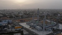 Masjid Massalikoul Jinaan di Dakar, Senegal dibangun pada tahun 2019. Artinya, jalan ke surga. Sekarang menjadi masjid terbesar di Afrika Barat. Selain mampu menampung 30.000 jemaah, masjid ini juga merupakan rumah bagi Institut Islam dan perpustakaan. Masjid ini juga spesial karena dibangun oleh penduduk asli Senegal, dengan lebih dari 500 pembangun berpartisipasi dalam pembangunannya. (AP/Leo Correa)