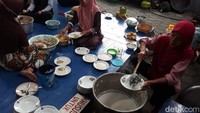 Memasuki transisi pandemi ke endemi ini tradisi itu mulai bergulir seperti biasa dengan menyediakan ratusan porsi takjil setiap harinya.