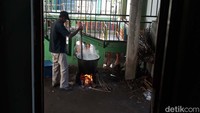 Pantauan detikJateng, tampak ibu-ibu dan bapak-bapak tengah sibuk memasak bubur dan lauk pauk berupa sayur sambal goreng krecek tempe, mie lethek, gorengan dan sambal.