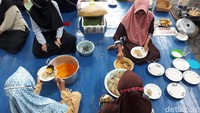 Tampak pula beberapa orang tengah menyiapkan piring untuk diisi menu tersebut dan menyajikannya kepada masyarakat yang hendak berbuka bersama di Masjid tersebut.