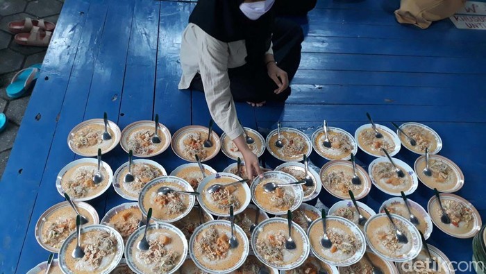 Melihat Tradisi Takjil Bubur Sayur di Bantul Masjid Sabilurrosya'ad di Bantul memiliki tradisi menyediakan menu takjil berupa bubur sayur selama bulan Ramadan kepada warga sekitar. Ratusan porsi disediakan setiap harinya.