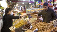 Warga Maroko membeli buah ara dan kurma kering di toko Amine Ould Aicha di pasar pada hari pertama bulan suci Ramadaan di Casablanca, Maroko.