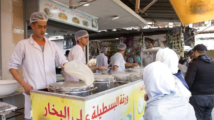 Mengintip Suasana Ramadan di Maroko Hafid Saleh a pastry chef in a souk on the first day of the Islamic holy month of Ramadan in Casablanca, Morocco, Sunday, April 3, 2021. During Ramadan, the holiest month in the Islamic calendar, Muslims refrain from eating, drinking, or drinking. smoking and having sex from dawn to dusk. (AP Photo/Abdeljalil Bounhar)