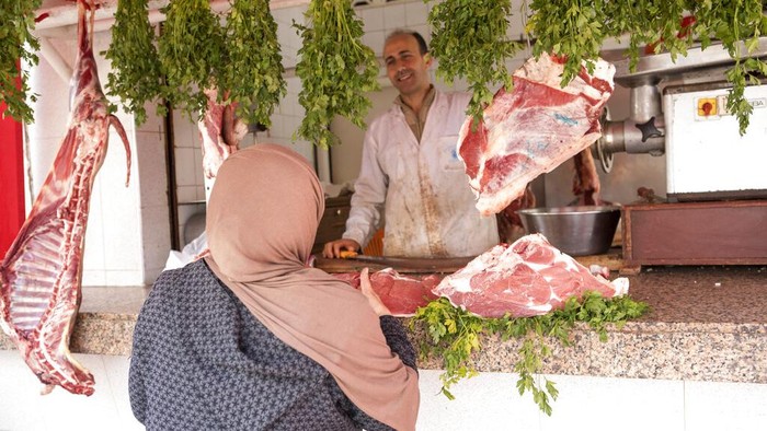 Mengintip Suasana Ramadan di Maroko Hafid Saleh a pastry chef in a souk on the first day of the Islamic holy month of Ramadan in Casablanca, Morocco, Sunday, April 3, 2021. During Ramadan, the holiest month in the Islamic calendar, Muslims refrain from eating, drinking, or drinking. smoking and having sex from dawn to dusk. (AP Photo/Abdeljalil Bounhar)