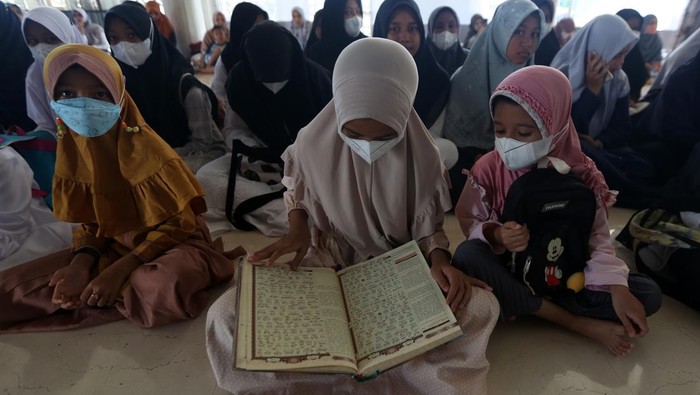 Para santri mengikuti pembukaan pengkajian (daurah) dan hafalan Al Quran pada bulan Ramadhan 1443 Hijriah di Masjid Baitusshalihin, Banda Aceh, Aceh, Senin (4/4/2022). Pengkajian dan hafalan Al Quran yang dilaksanakan pada bulan suci Ramadhan bertujuan membentuk generasi muda Indonesia untuk mencintai, menghafal dan mengamalkan ajaran kitap suci Al Quran dalam kehidupan berbangsa dan bernegara. ANTARA FOTO / Irwansyah Putra/hp.