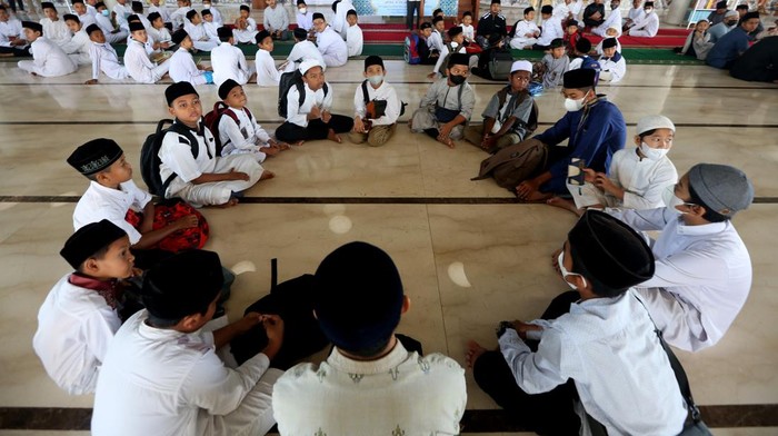 Mengisi Ramadan dengan Kajian dan Hafalan Al Quran Para santri mengikuti pembukaan pengkajian (daurah) dan hafalan Al Quran pada bulan Ramadhan 1443 Hijriah di Masjid Baitusshalihin, Banda Aceh, Aceh, Senin (4/4/2022). Pengkajian dan hafalan Al Quran yang dilaksanakan pada bulan suci Ramadhan bertujuan membentuk generasi muda Indonesia untuk mencintai, menghafal dan mengamalkan ajaran kitap suci Al Quran dalam kehidupan berbangsa dan bernegara. ANTARA FOTO / Irwansyah Putra/hp.